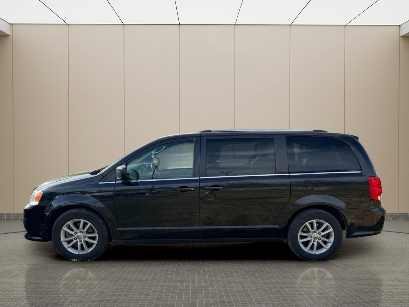 Used 2019 Dodge Grand Caravan SXT image 23