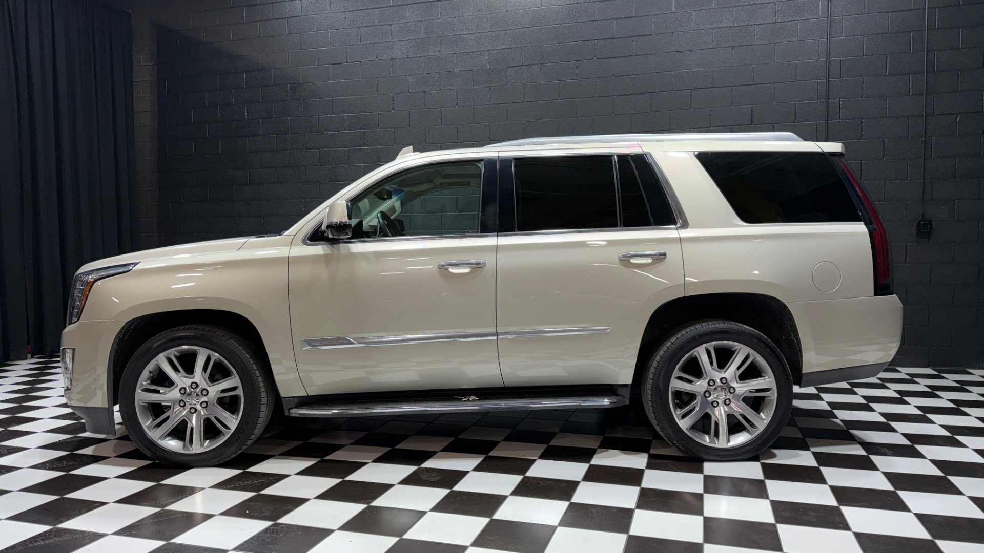 Used 2015 Cadillac Escalade Luxury image 7