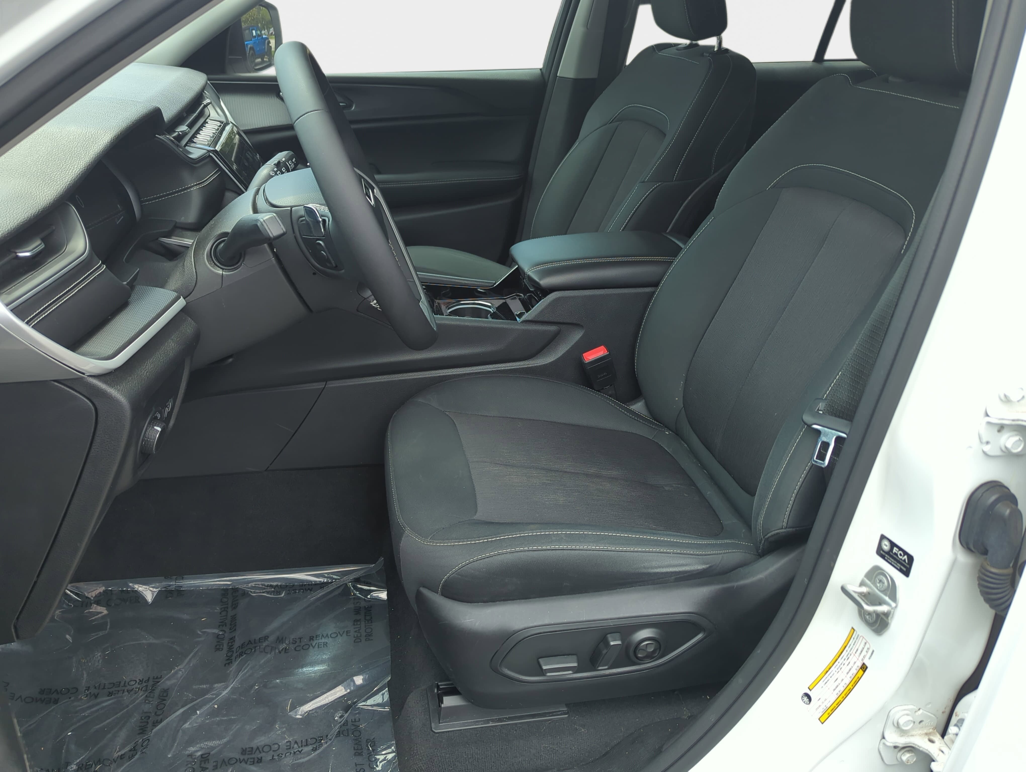 Used 2023 Jeep Grand Cherokee Laredo AWD/4WD image 12