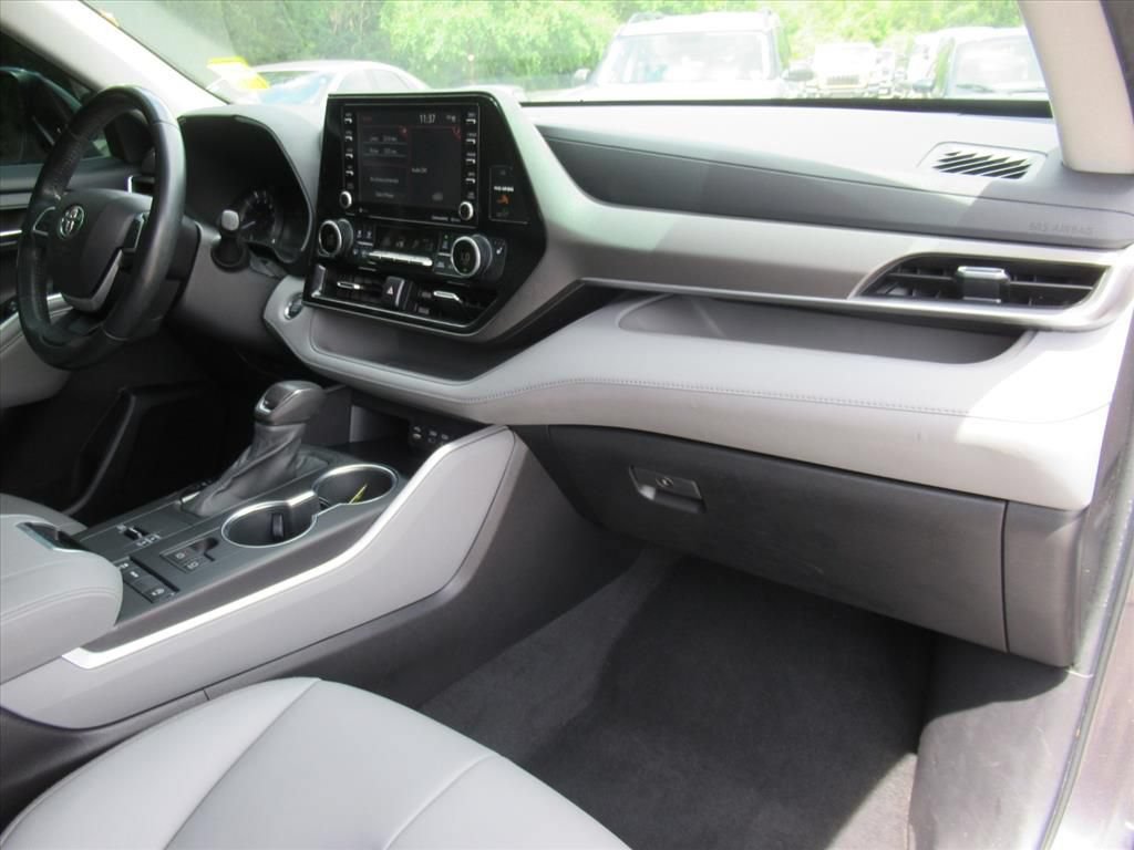 Used 2022 Toyota Highlander XLE FWD image 11