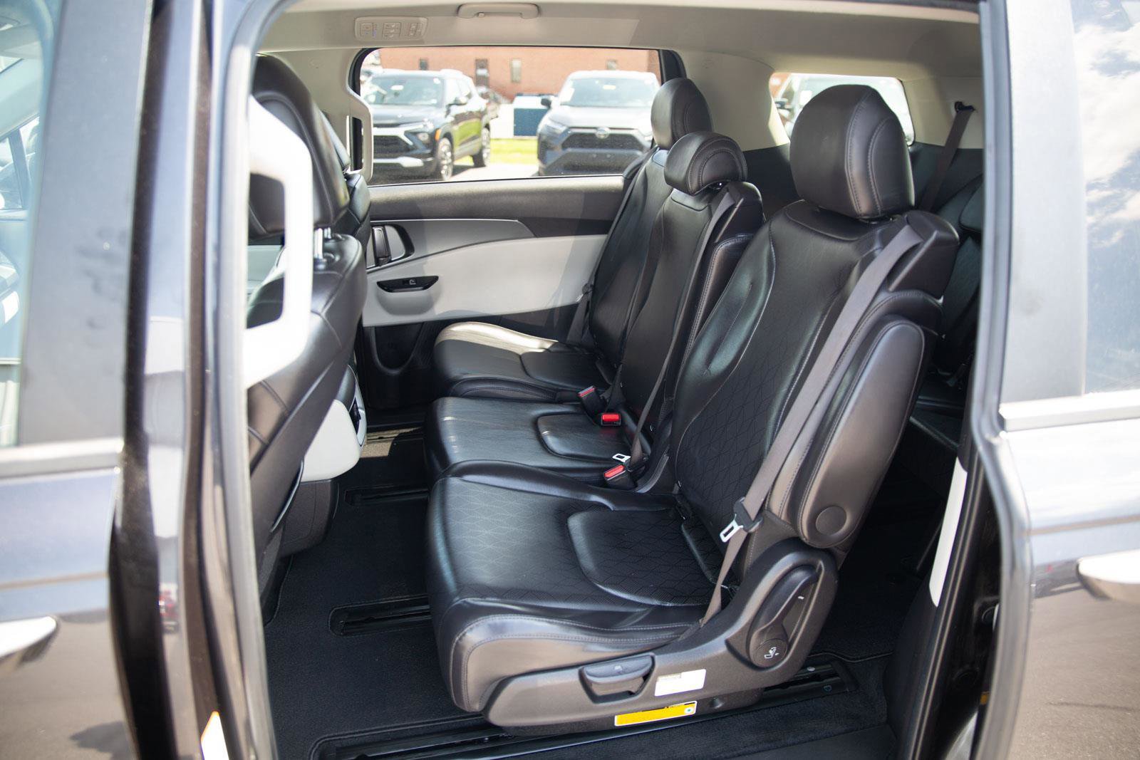 Used 2022 Kia Carnival LX FWD image 22