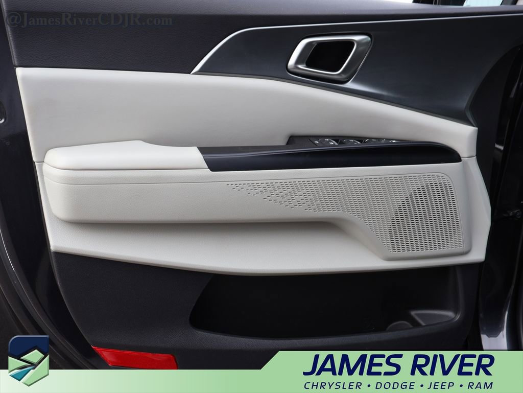 Used 2023 Kia Carnival LX image 19