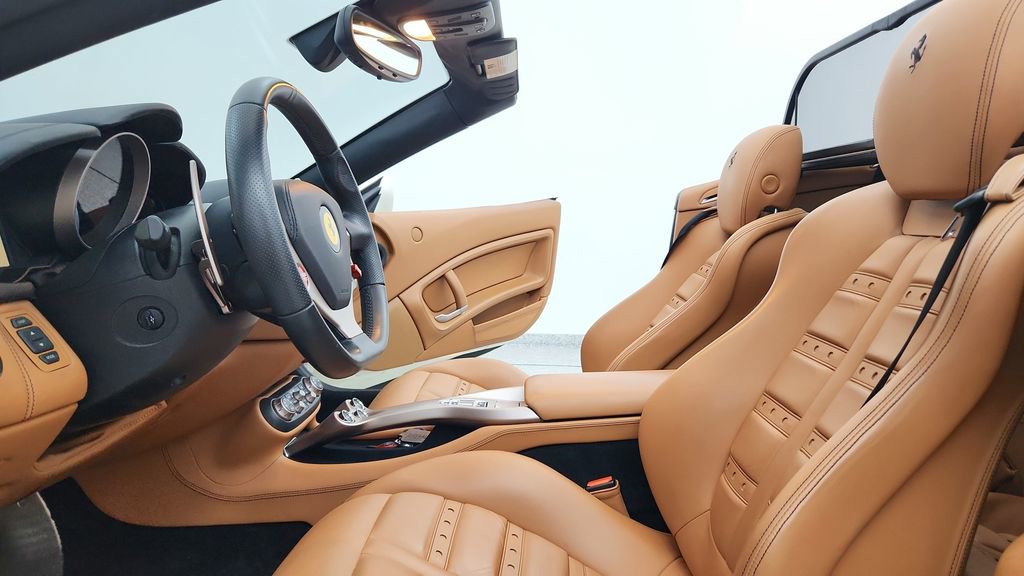 Used 2014 Ferrari California image 18