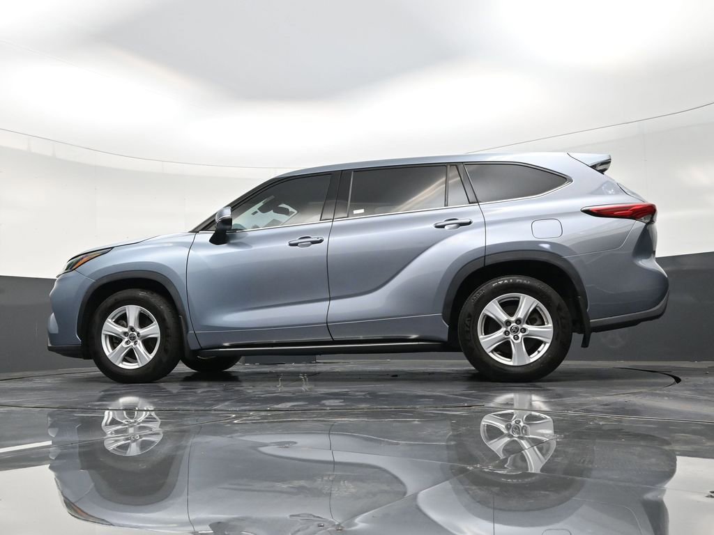 Used 2022 Toyota Highlander LE image 21