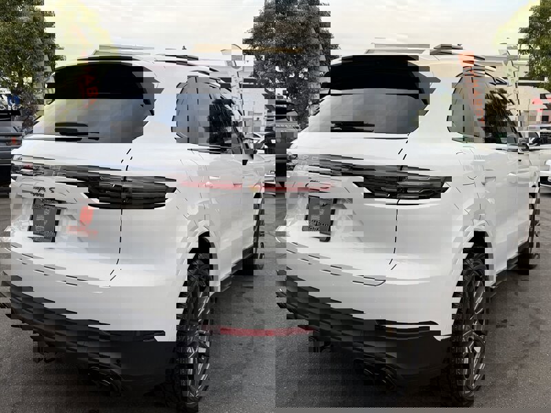 Used 2023 Porsche Cayenne S Platinum w/ Premium Package Plus image 17