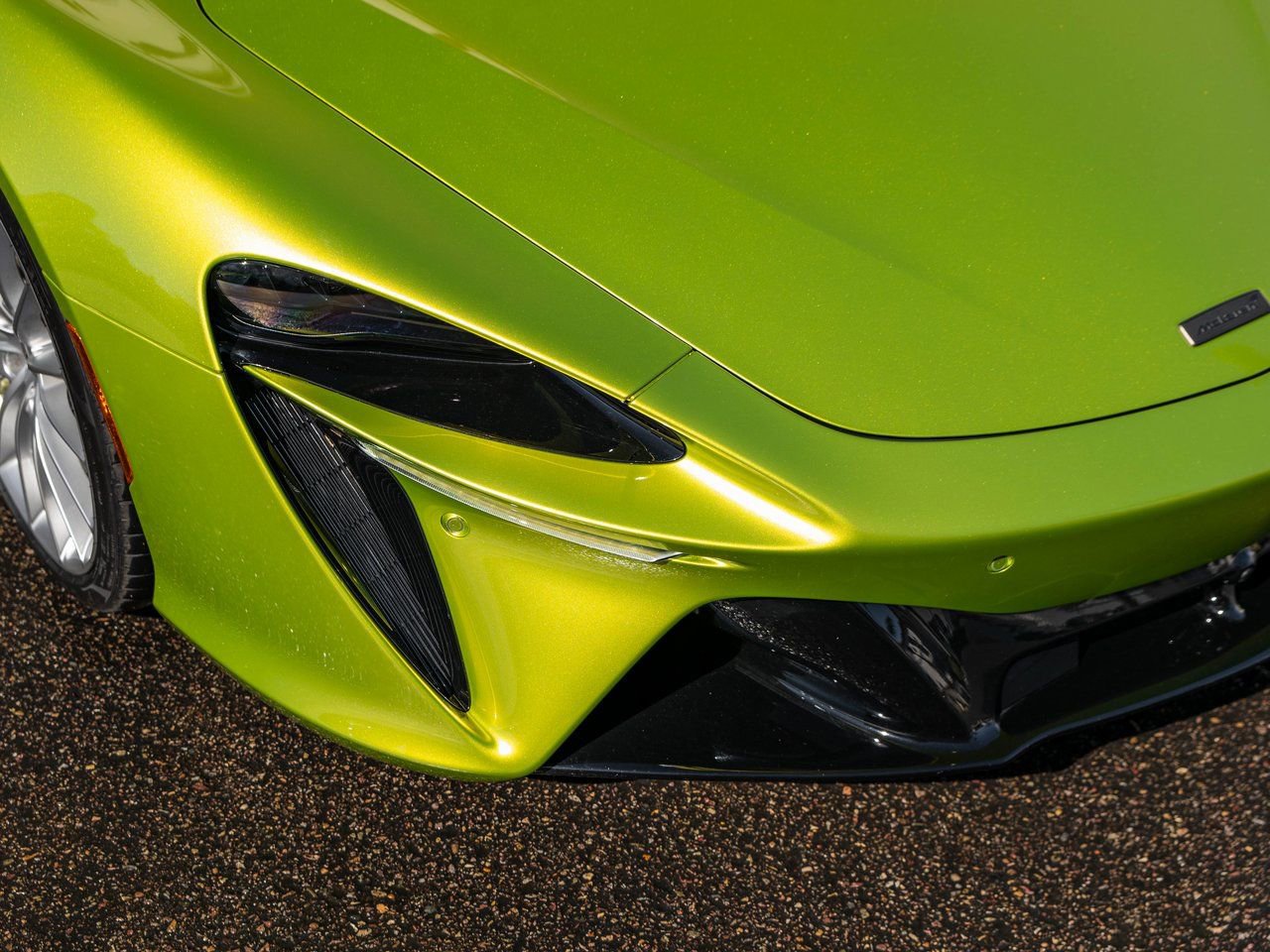 Used 2025 McLaren Artura Spider image 6