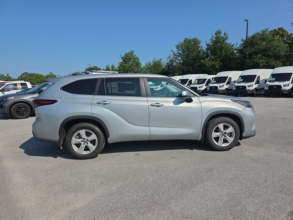 Used 2024 Toyota Highlander LE AWD/4WD image 8