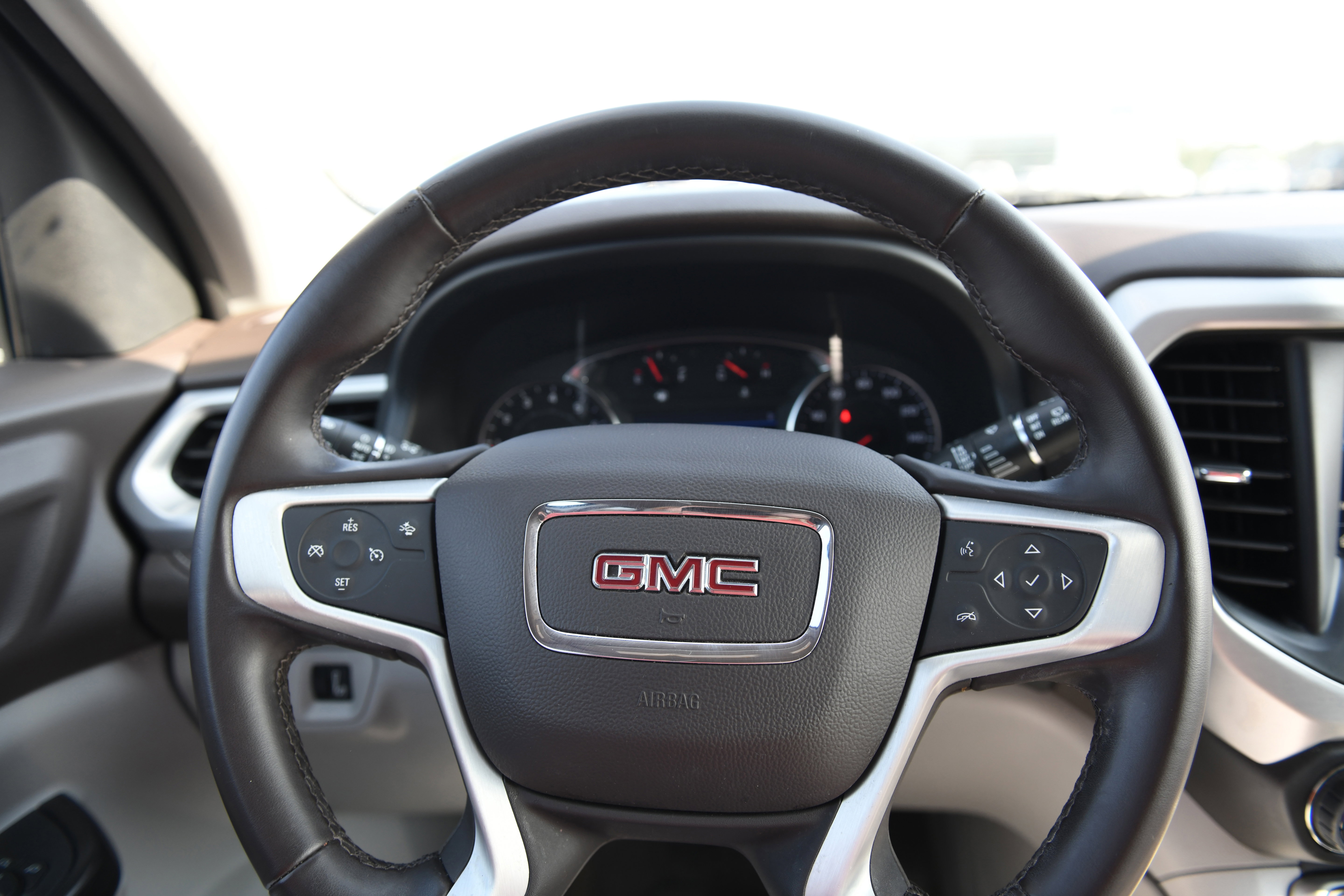 Used 2023 GMC Acadia SLT FWD image 17