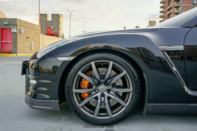 Used 2014 Nissan GT-R Premium w/ Premium Interior Package image 4