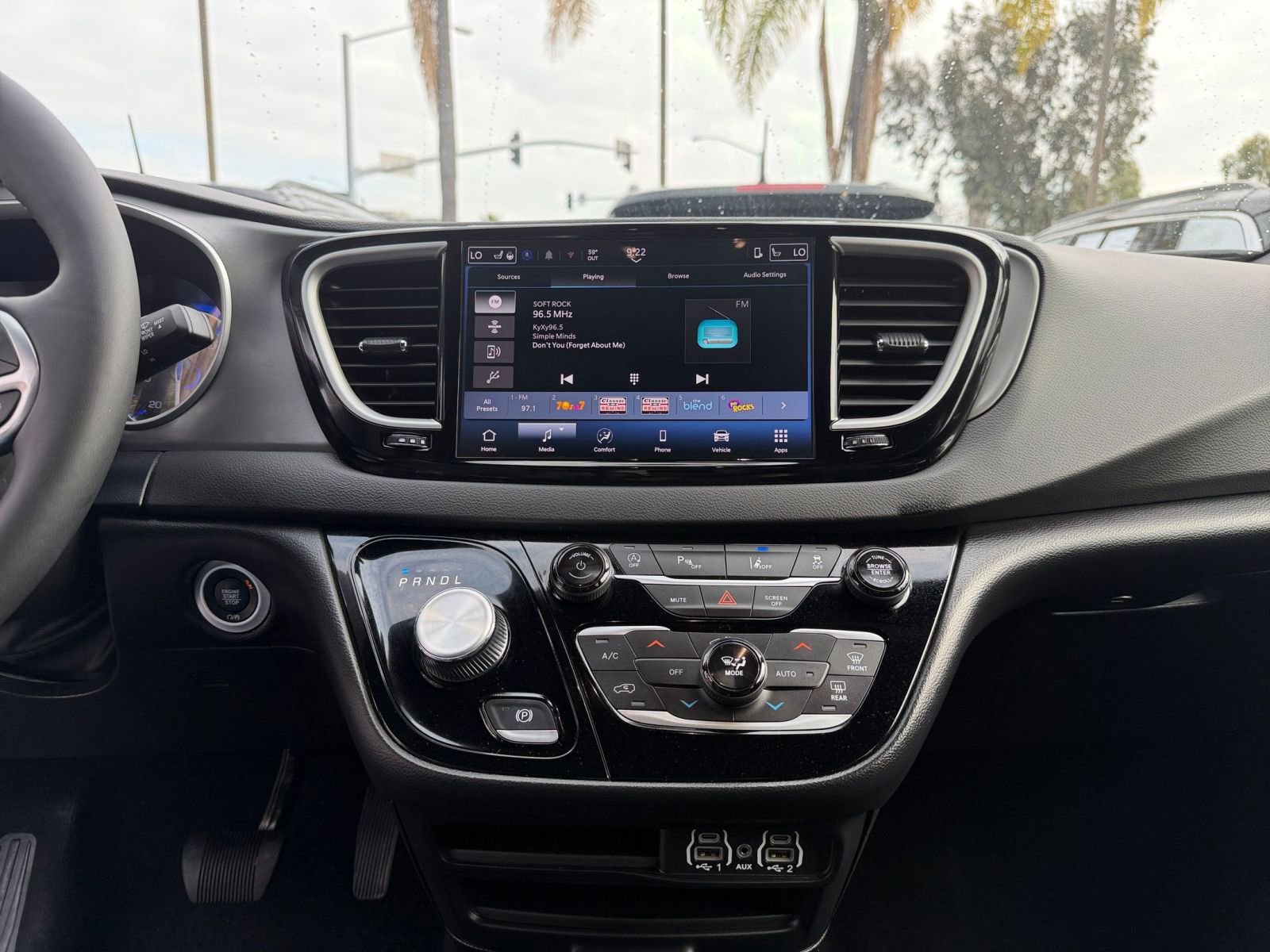 Used 2025 Chrysler Pacifica Select image 17