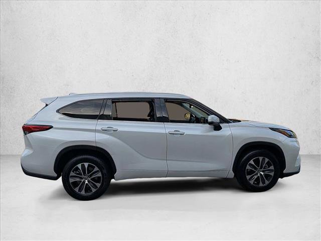 Used 2022 Toyota Highlander XLE FWD image 4