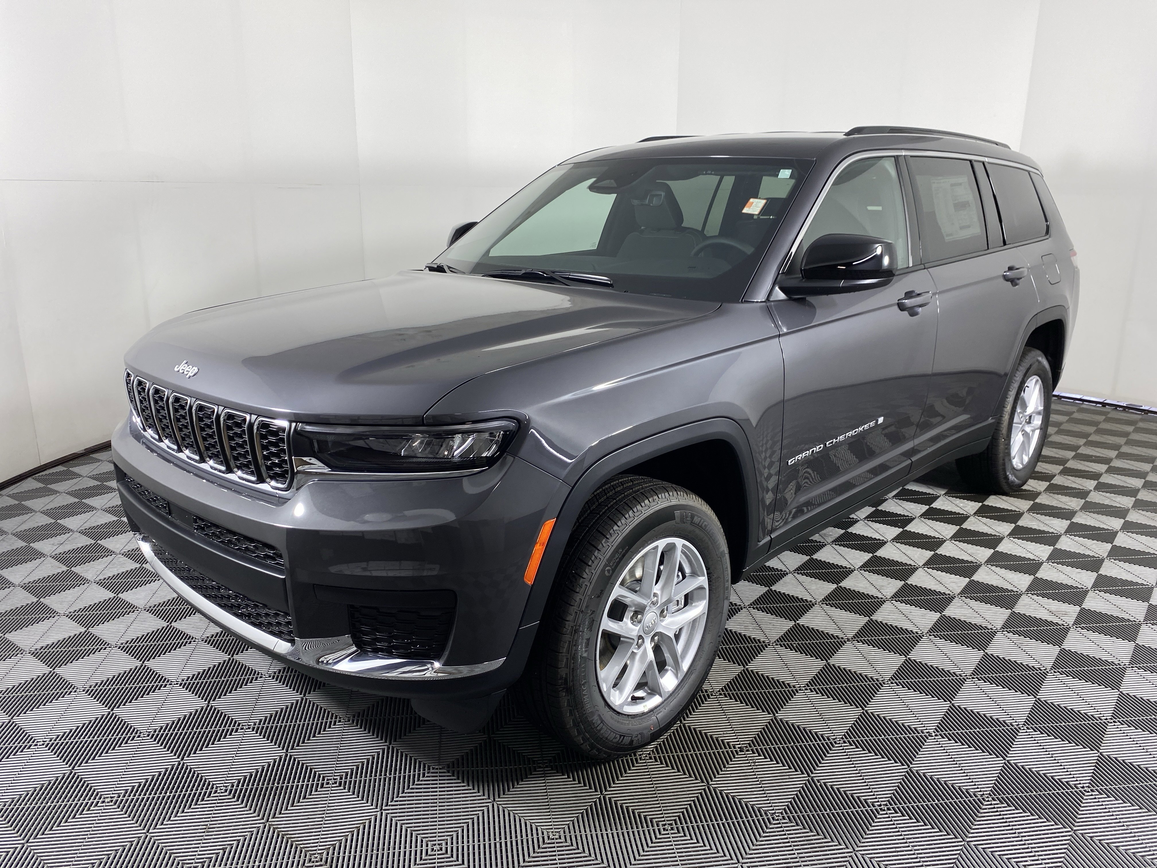 New 2025 Jeep Grand Cherokee L Laredo w/ Luxury Tech Group I image 9