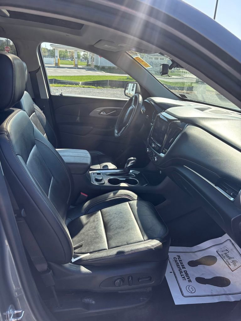 Used 2021 Chevrolet Traverse LT w/ LT Premium Package image 16