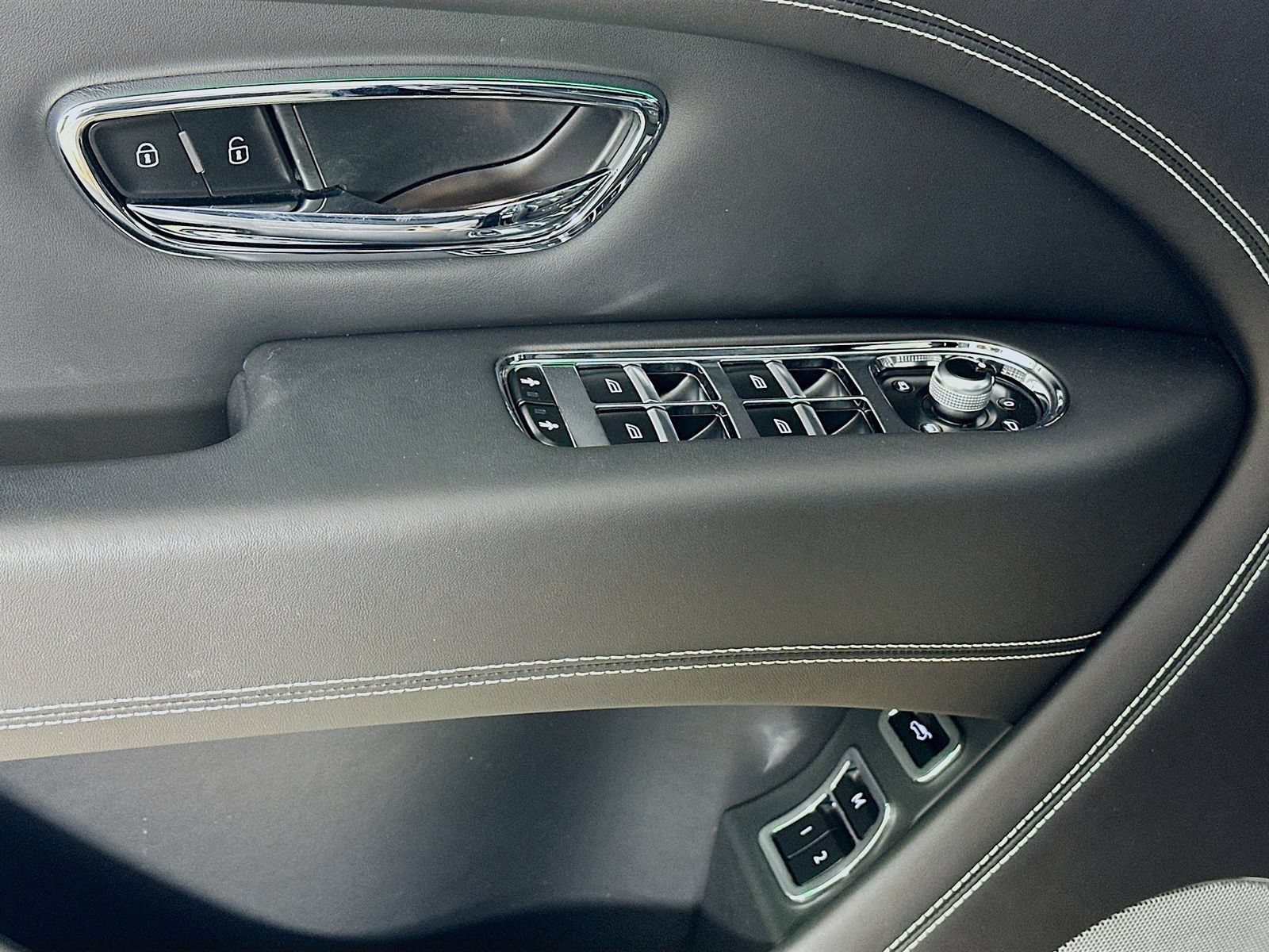 Used 2022 Bentley Bentayga AWD/4WD image 26