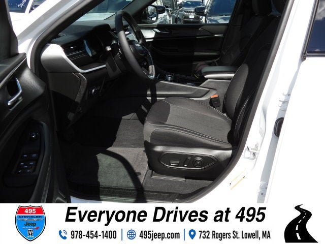 Used 2025 Jeep Grand Cherokee Laredo X AWD/4WD image 16