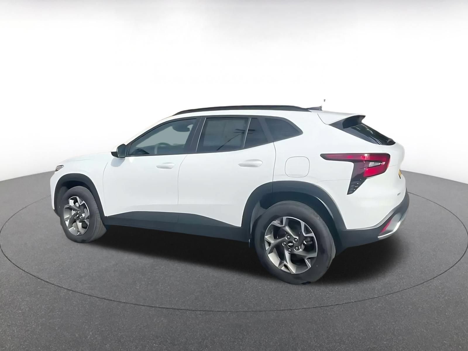 Used 2025 Chevrolet Trax LT FWD image 9