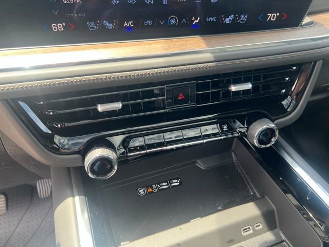 Used 2025 Chevrolet Tahoe High Country AWD/4WD image 17