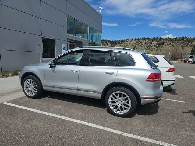 Used 2017 Volkswagen Touareg Sport AWD/4WD image 2