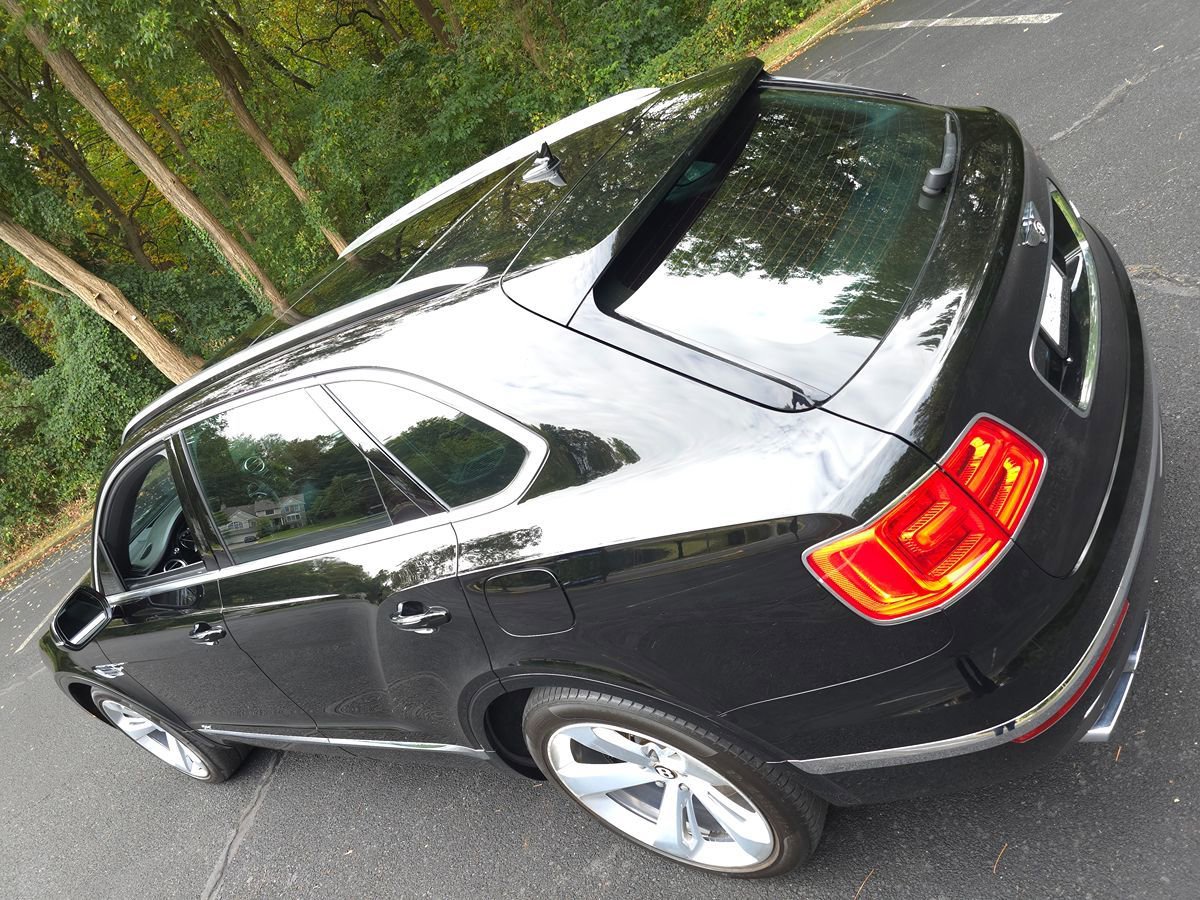 Used 2020 Bentley Bentayga Plug-In Hybrid image 82