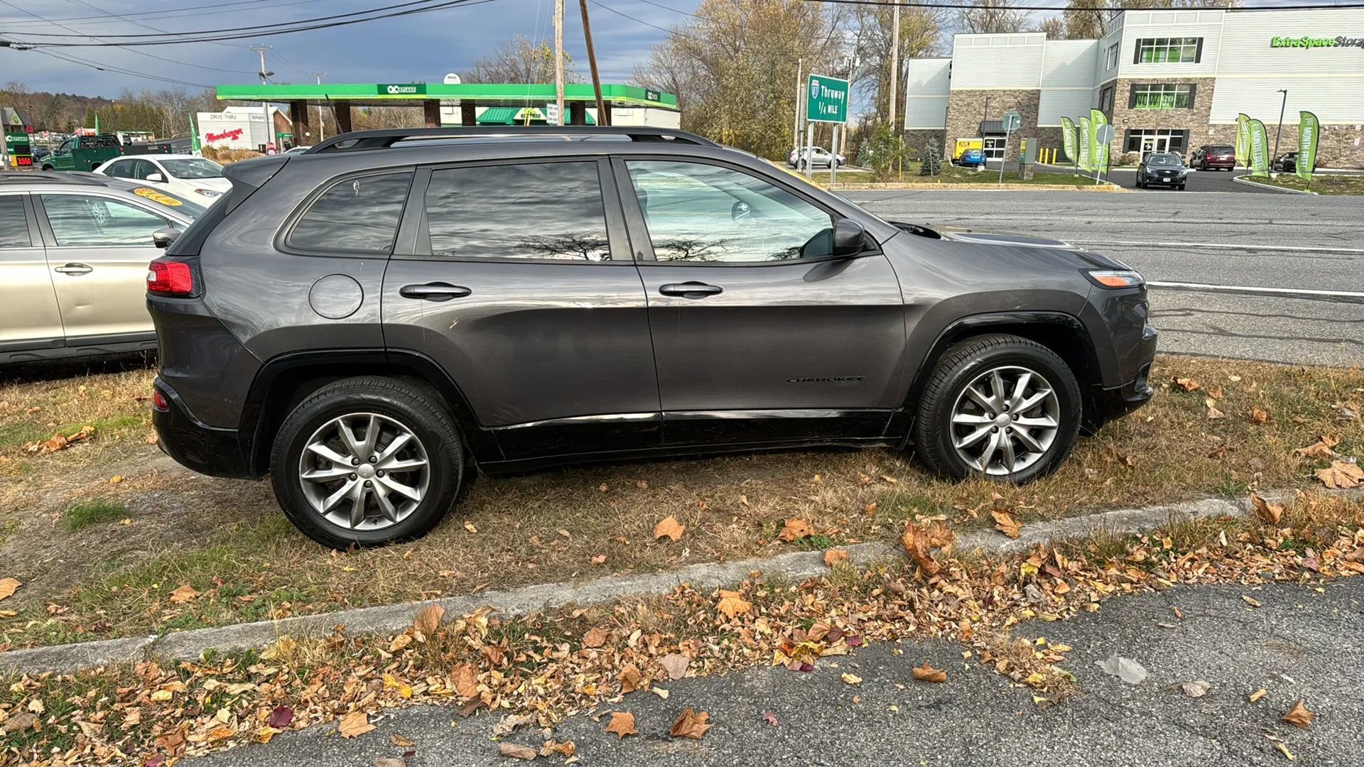 Used 2018 Jeep Cherokee Latitude AWD/4WD image 13