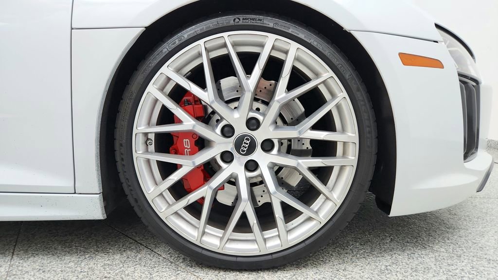 Used 2017 Audi R8 V10 w/ Carbon Exterior Package image 15