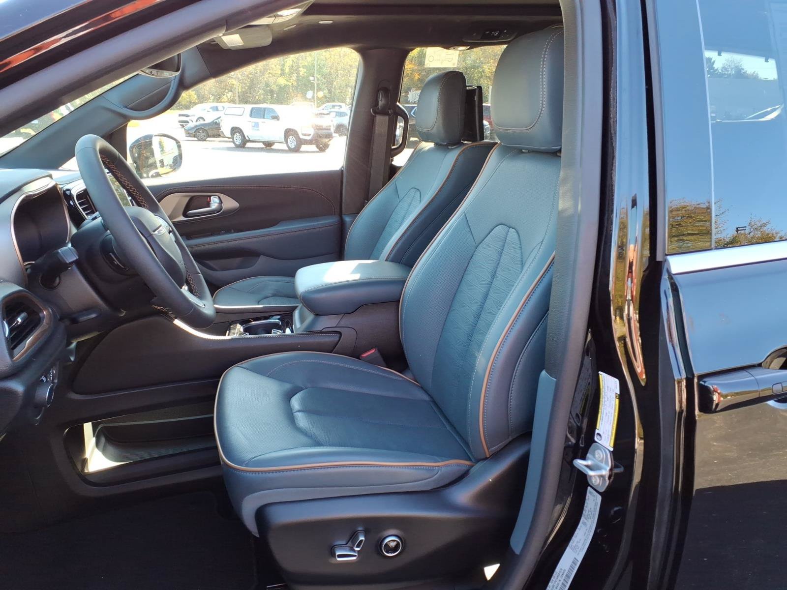 New 2027 Chrysler Pacifica Pinnacle w/ Theater Group FWD image 12