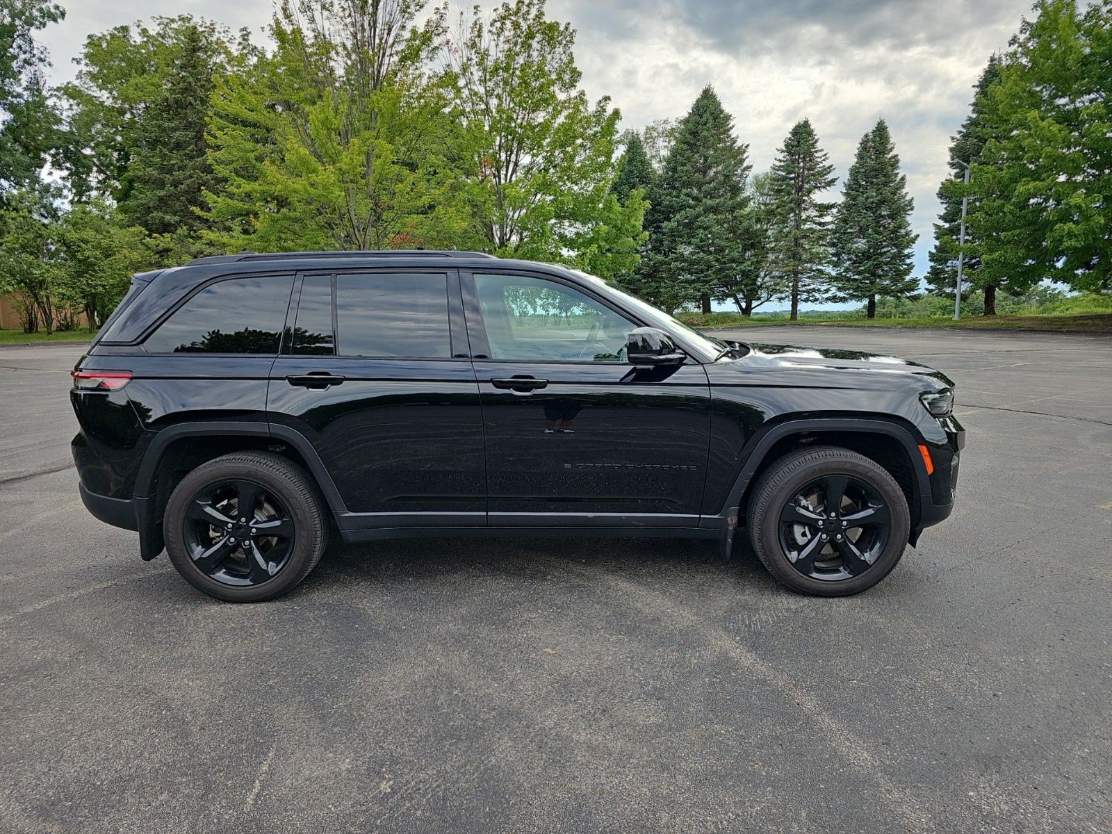 Used 2025 Jeep Grand Cherokee Altitude AWD/4WD image 7