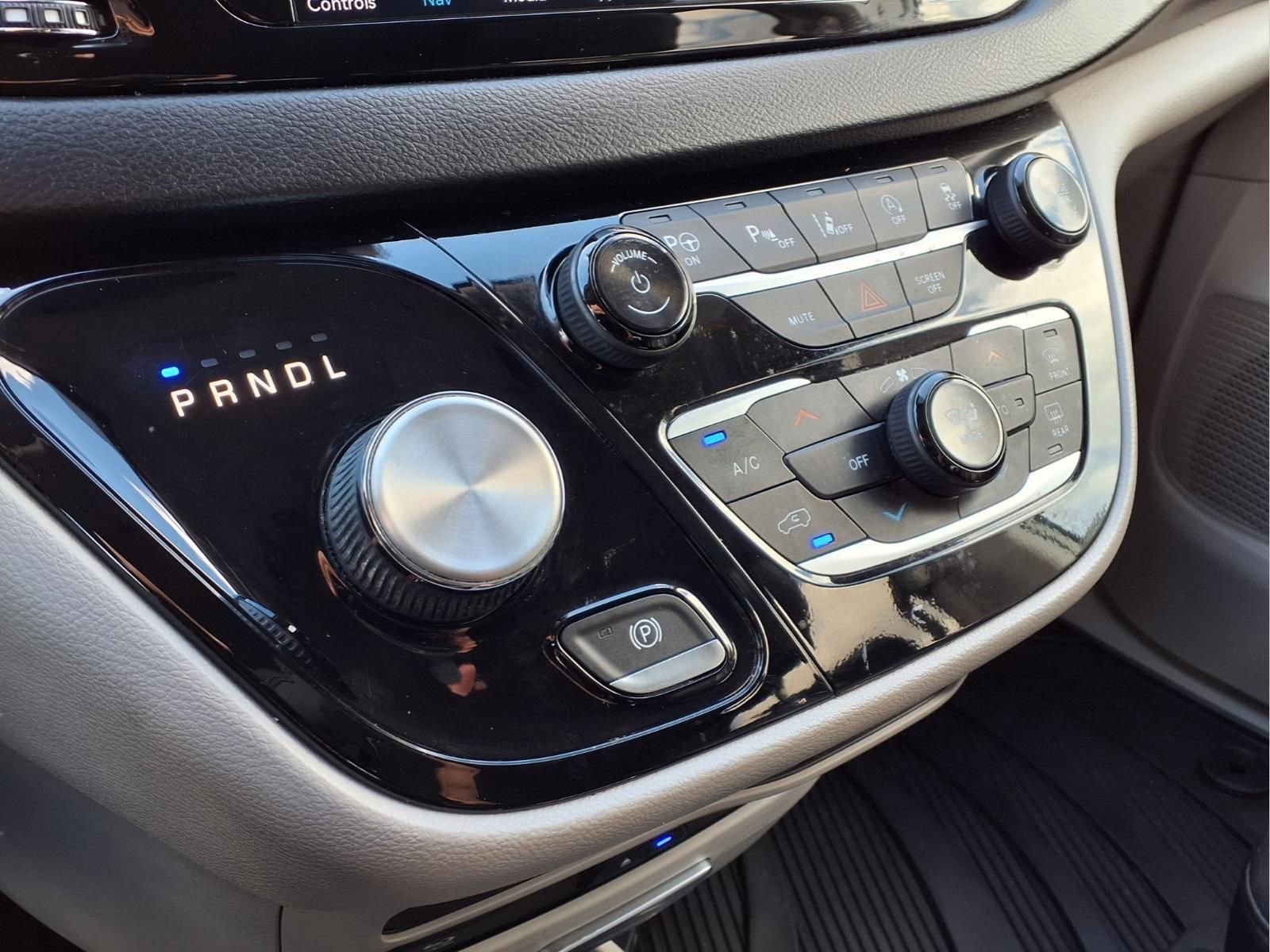 Used 2020 Chrysler Pacifica Touring-L Plus w/ Tire & Wheel Group image 21