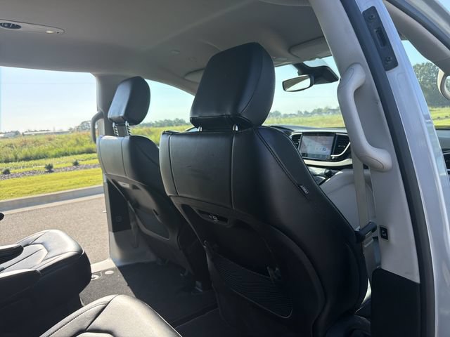 Used 2023 Chrysler Pacifica Touring-L FWD image 17