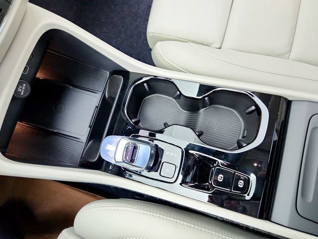 New 2026 Volvo XC40 B4 Plus w/ Climate Package FWD image 22