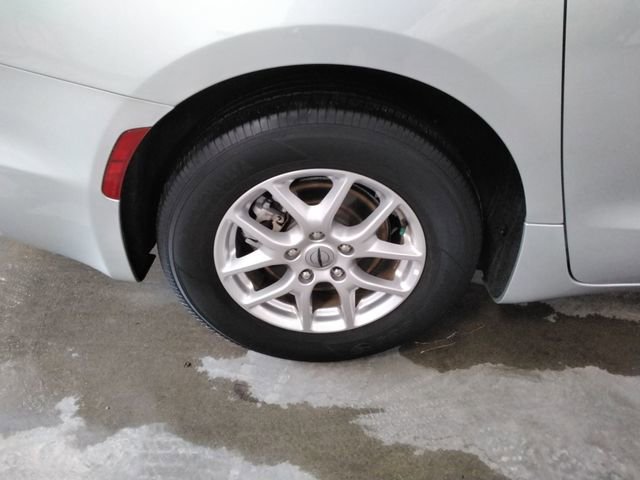 Used 2024 Chrysler Pacifica Touring-L image 18