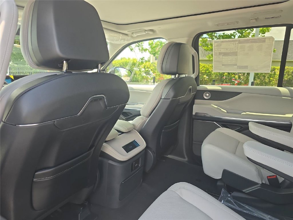 New 2026 Lincoln Navigator Reserve AWD/4WD image 11