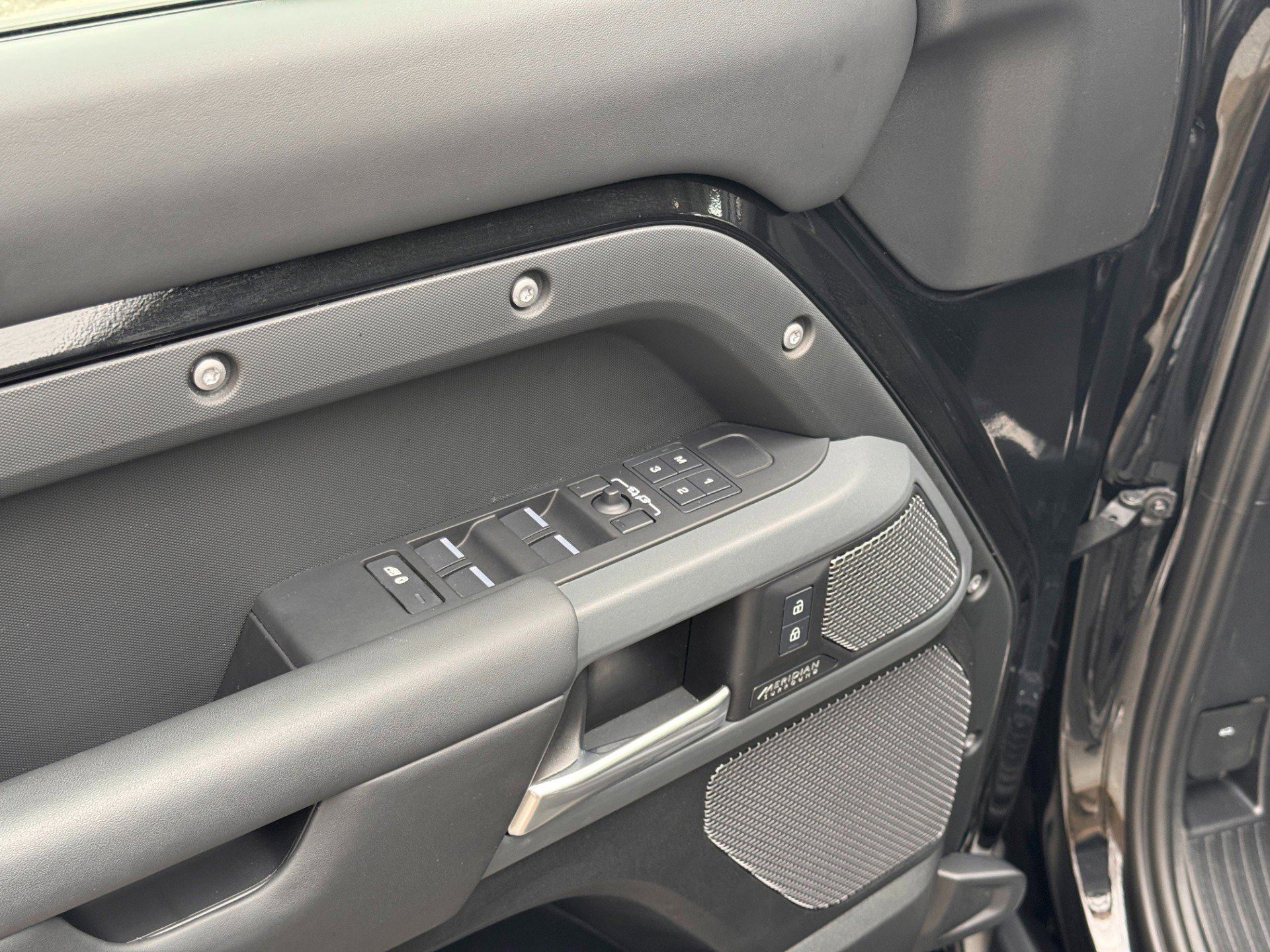 Used 2023 Land Rover Defender 110 X-Dynamic SE AWD/4WD image 18