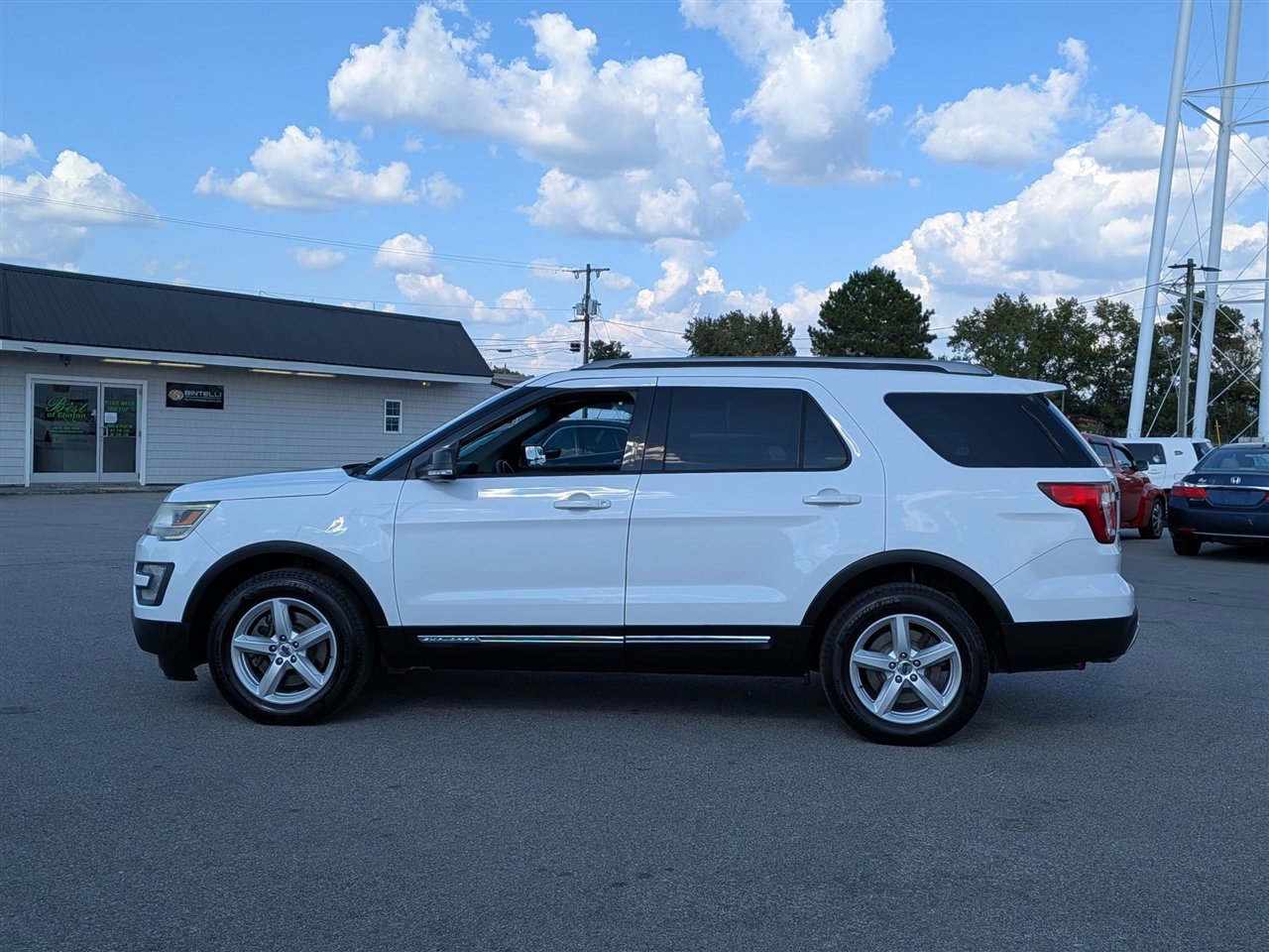 Used 2017 Ford Explorer XLT image 2