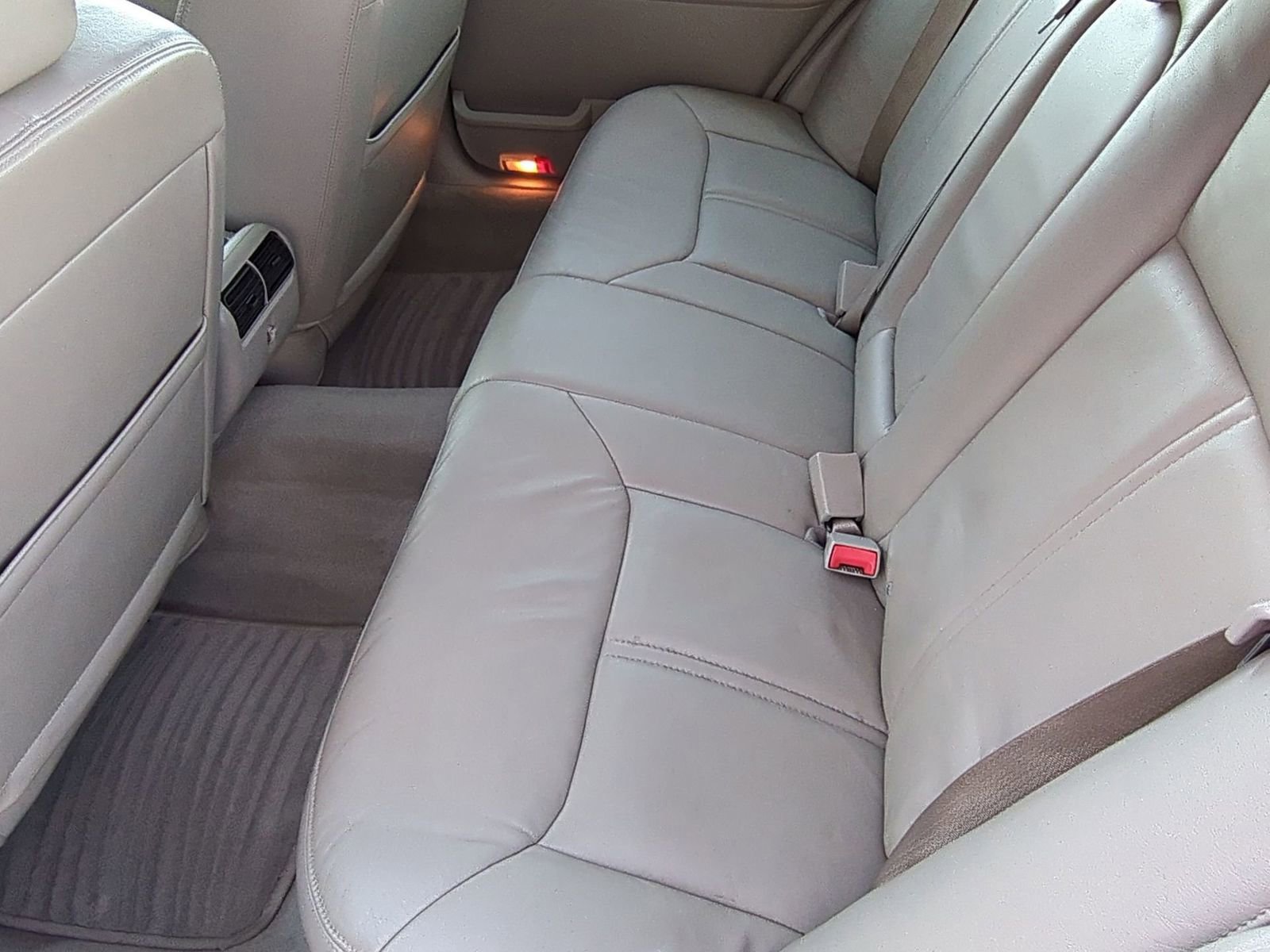 Used 2008 Lincoln Town Car Signature Limited image 19