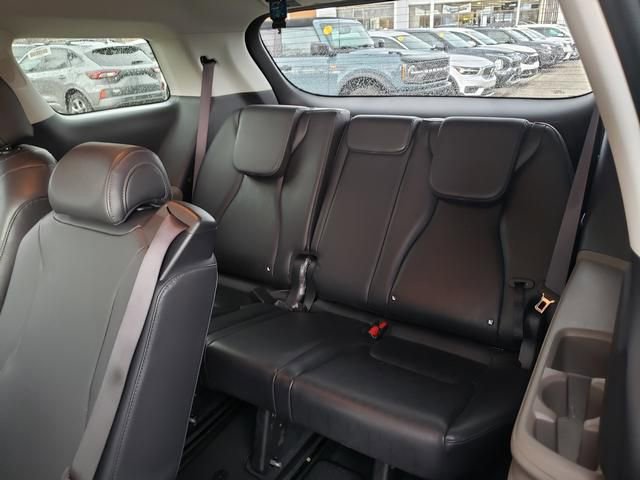 Used 2025 Kia Carnival image 13