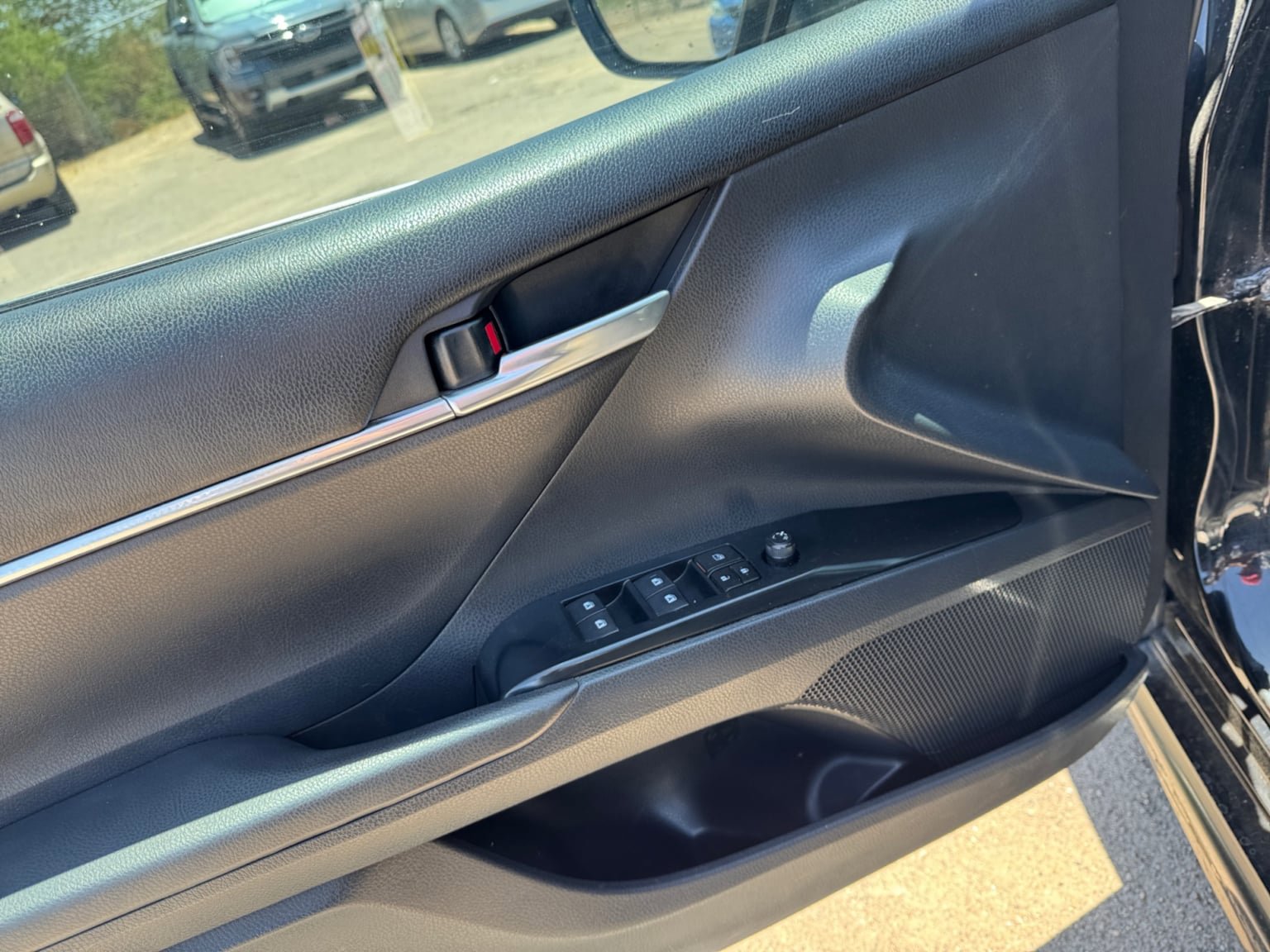 Used 2018 Toyota Camry SE w/ Convenience Package FWD image 11