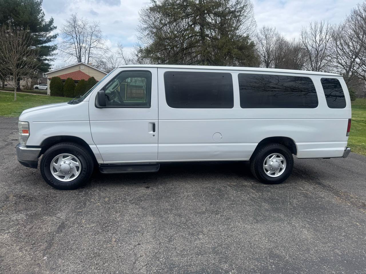 Used 2013 Ford E-350 and Econoline 350 XLT RWD image 2