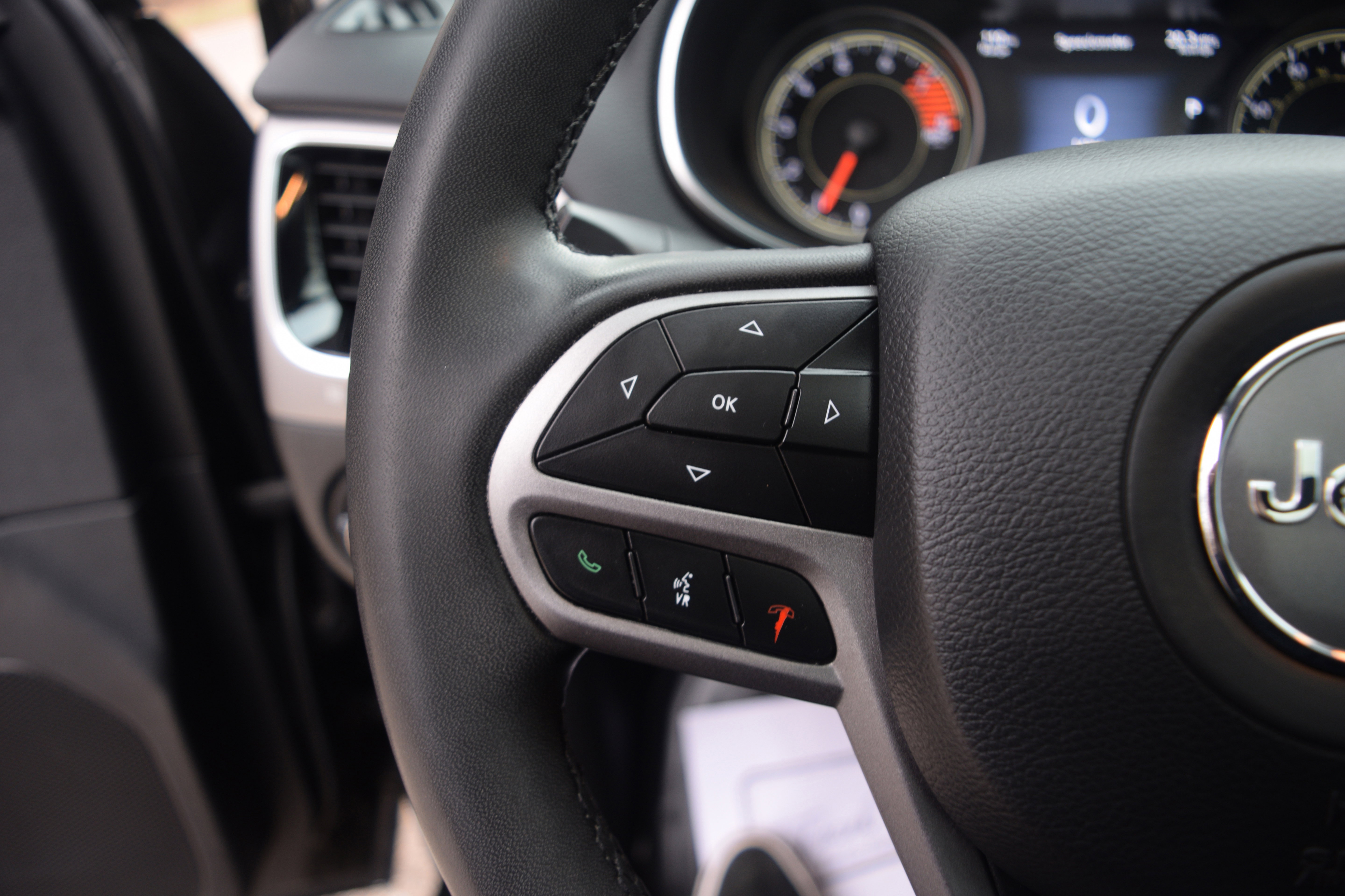 Used 2022 Jeep Cherokee Limited image 6