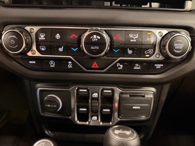 Used 2024 Jeep Wrangler Unlimited Sahara w/ Technology Group AWD/4WD image 33