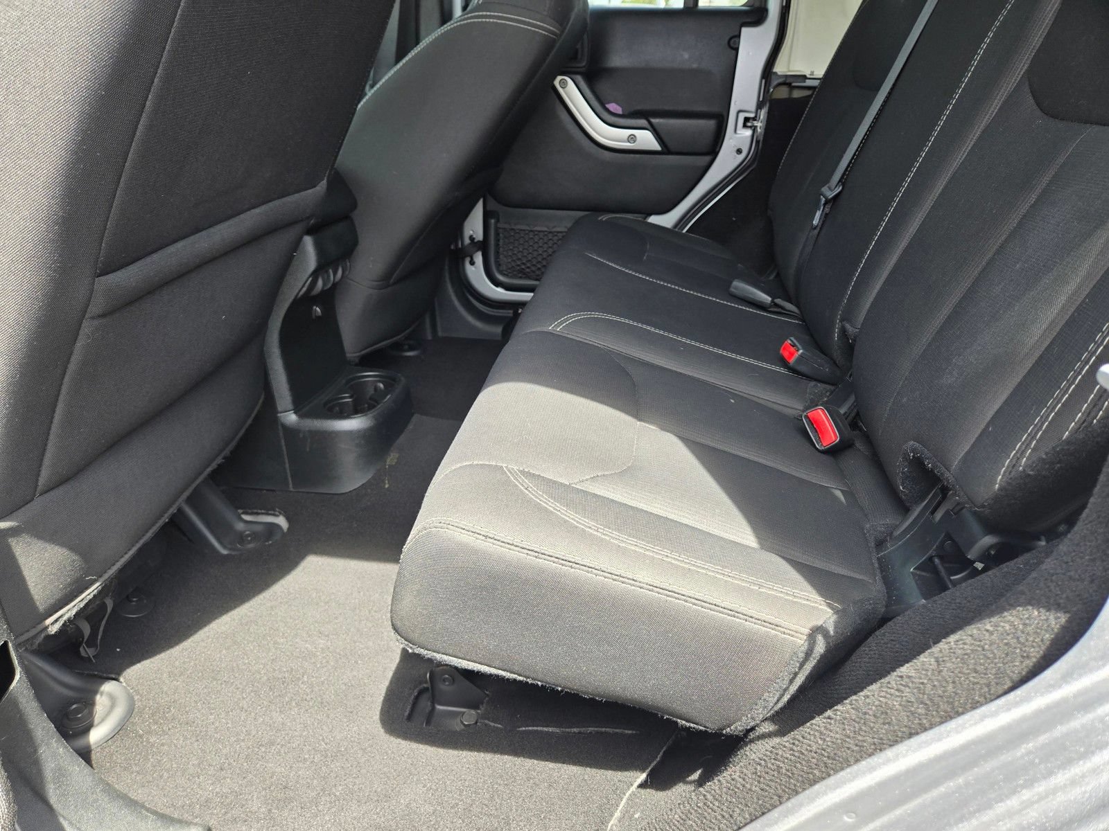 Used 2018 Jeep Wrangler Unlimited Sahara AWD/4WD image 16
