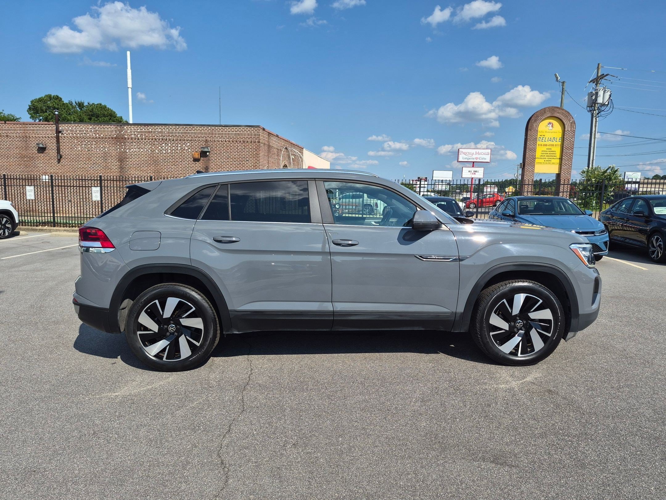 Used 2024 Volkswagen Atlas Cross Sport SE FWD image 2