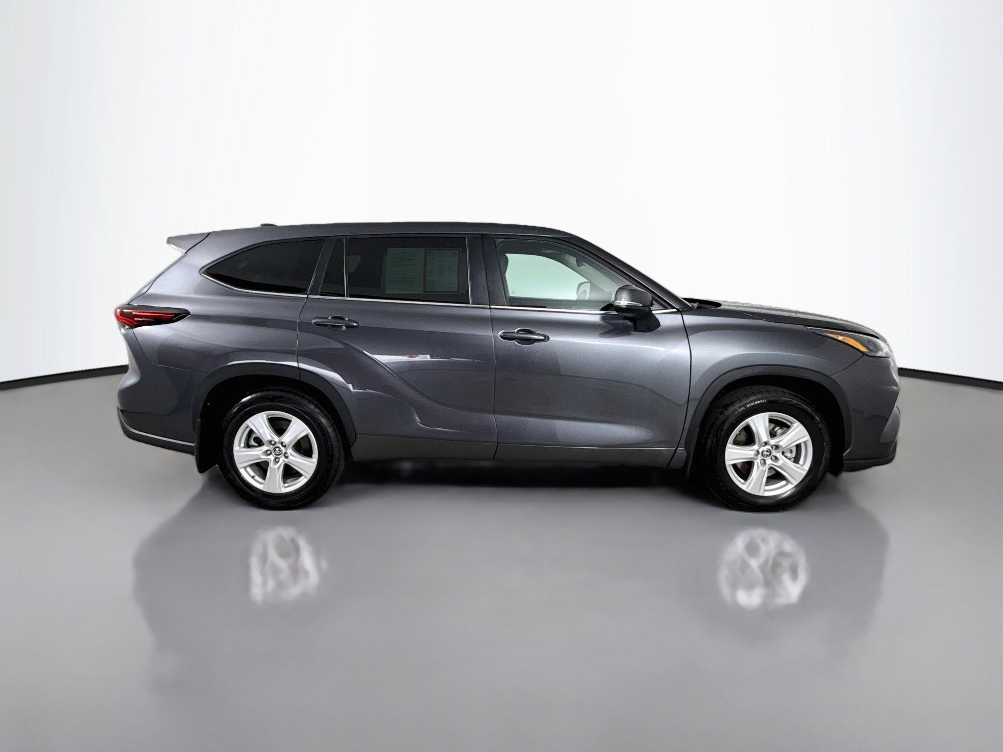 Used 2025 Toyota Highlander LE AWD/4WD image 9