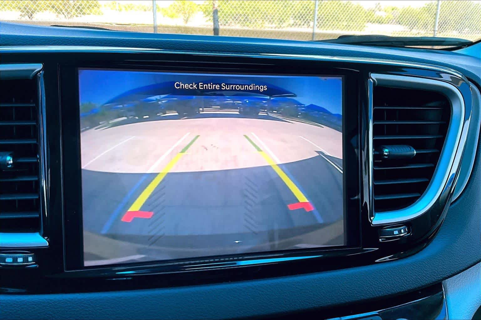 Used 2023 Chrysler Pacifica Touring-L image 27