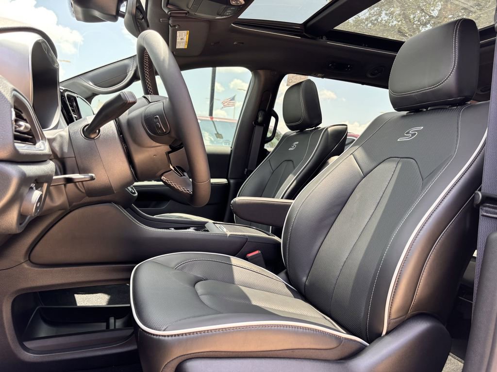 New 2025 Chrysler Pacifica Limited w/ Uconnect Theater Family Group image 21
