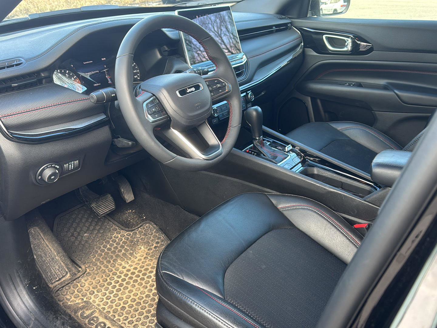 Used 2025 Jeep Compass Trailhawk image 13