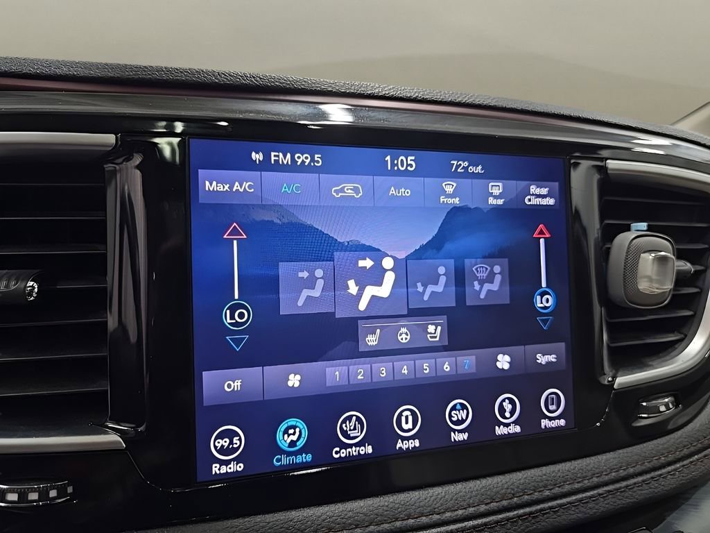 Used 2018 Chrysler Pacifica Limited w/ Tire & Wheel Group FWD image 26