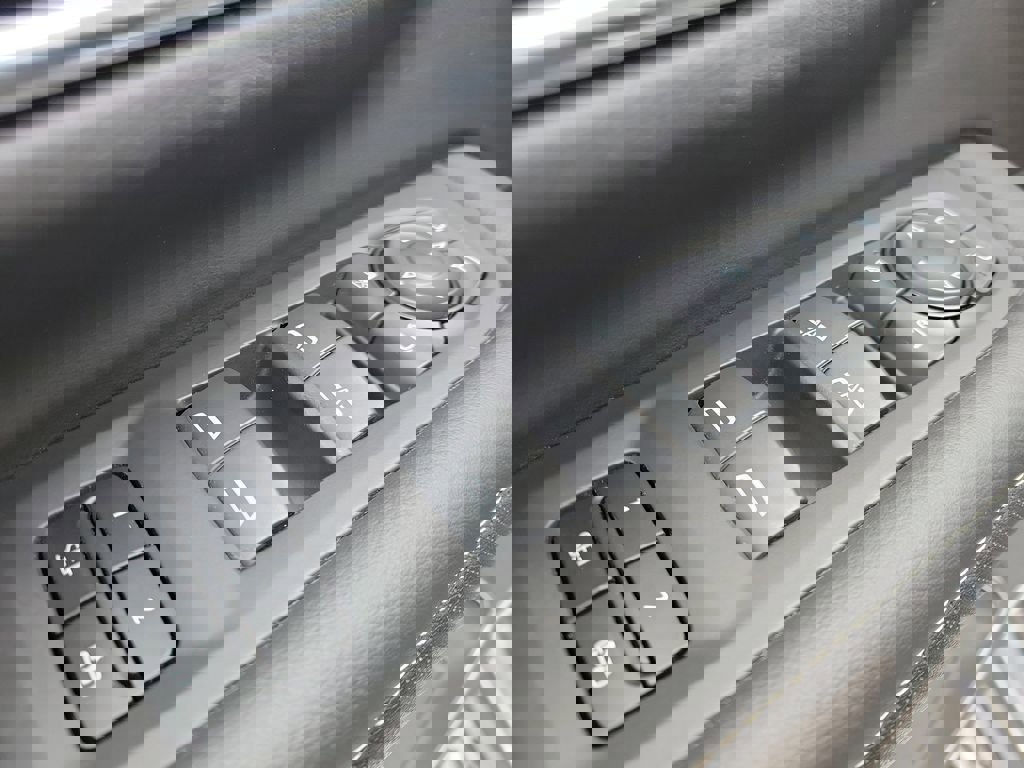 Used 2024 GMC Yukon SLT w/ SLT Luxury Package image 20