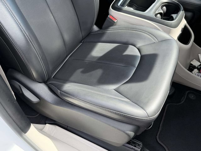 Used 2023 Chrysler Pacifica Touring-L FWD image 9