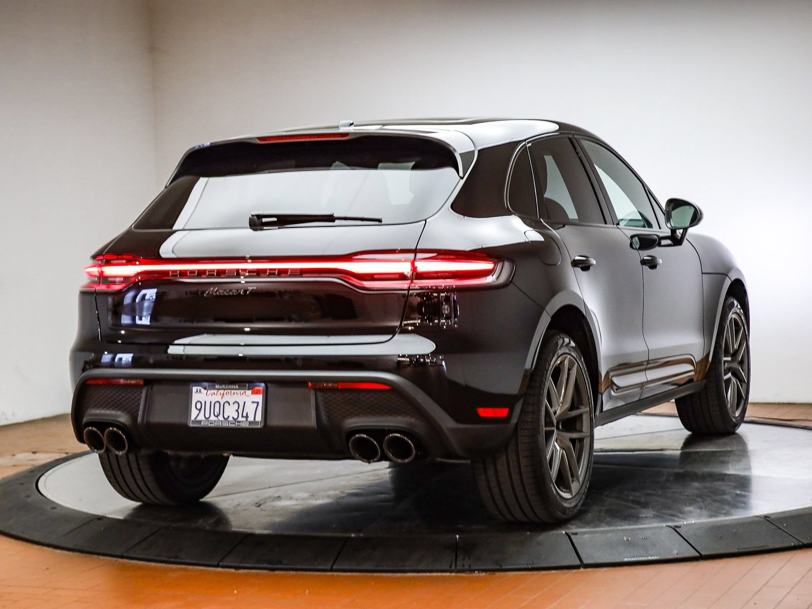 Certified 2025 Porsche Macan Turbo AWD/4WD image 4